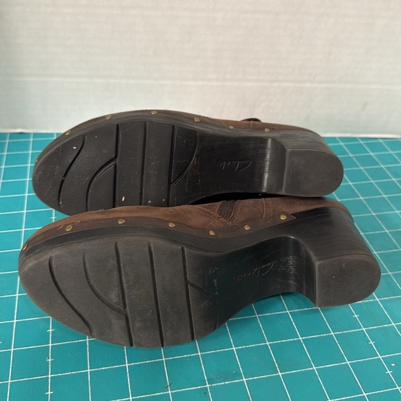 Clark’s Brown Distressed Nubuck Leather Clog Ankle Boot Buckle Woman’s Size 9M - Picture 11 of 16